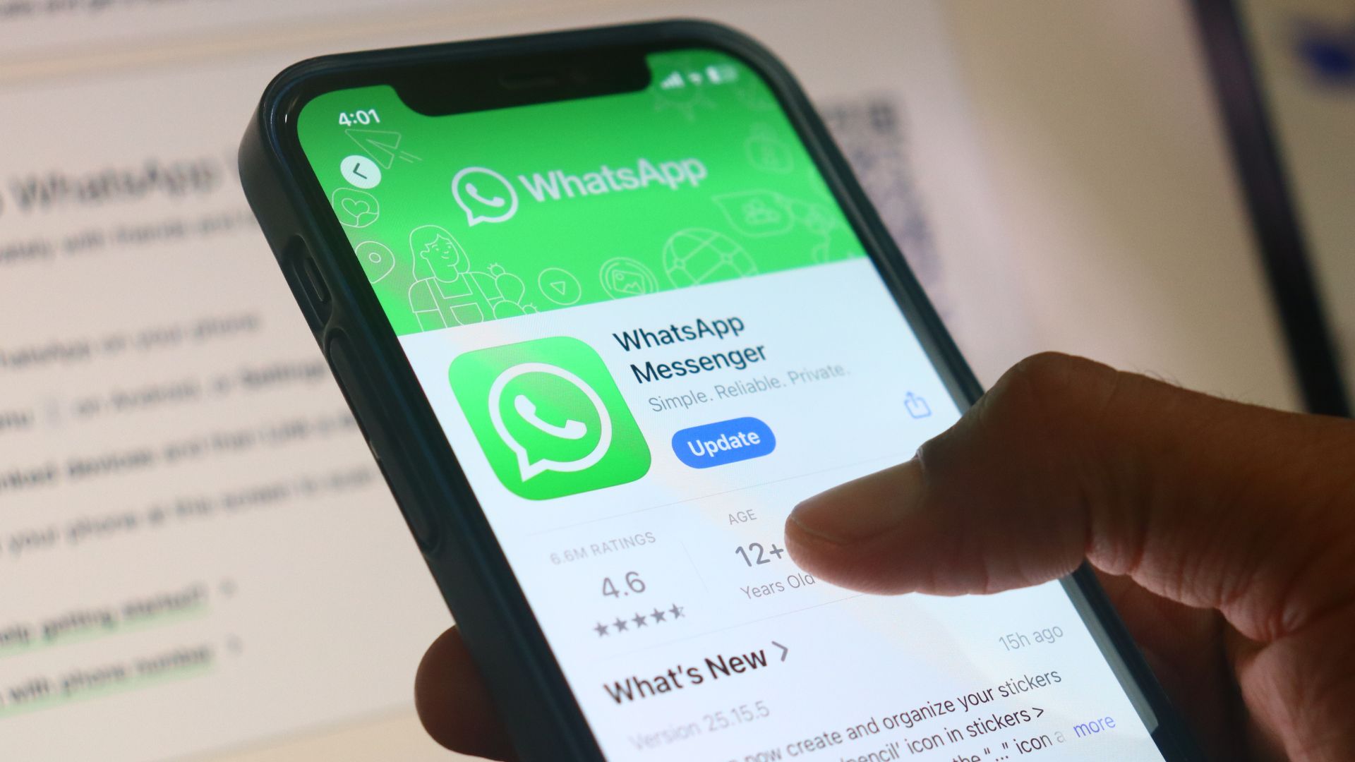 Usuario actualizando la aplicación de WhatsApp en un smartphone, mostrando la pantalla de la tienda de aplicaciones.