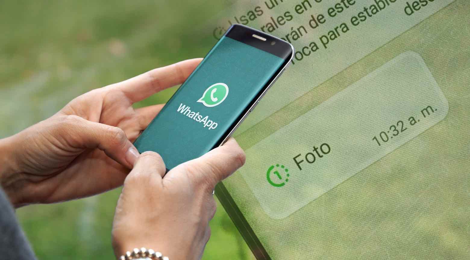Persona usando WhatsApp en un smartphone con una foto de un solo uso.