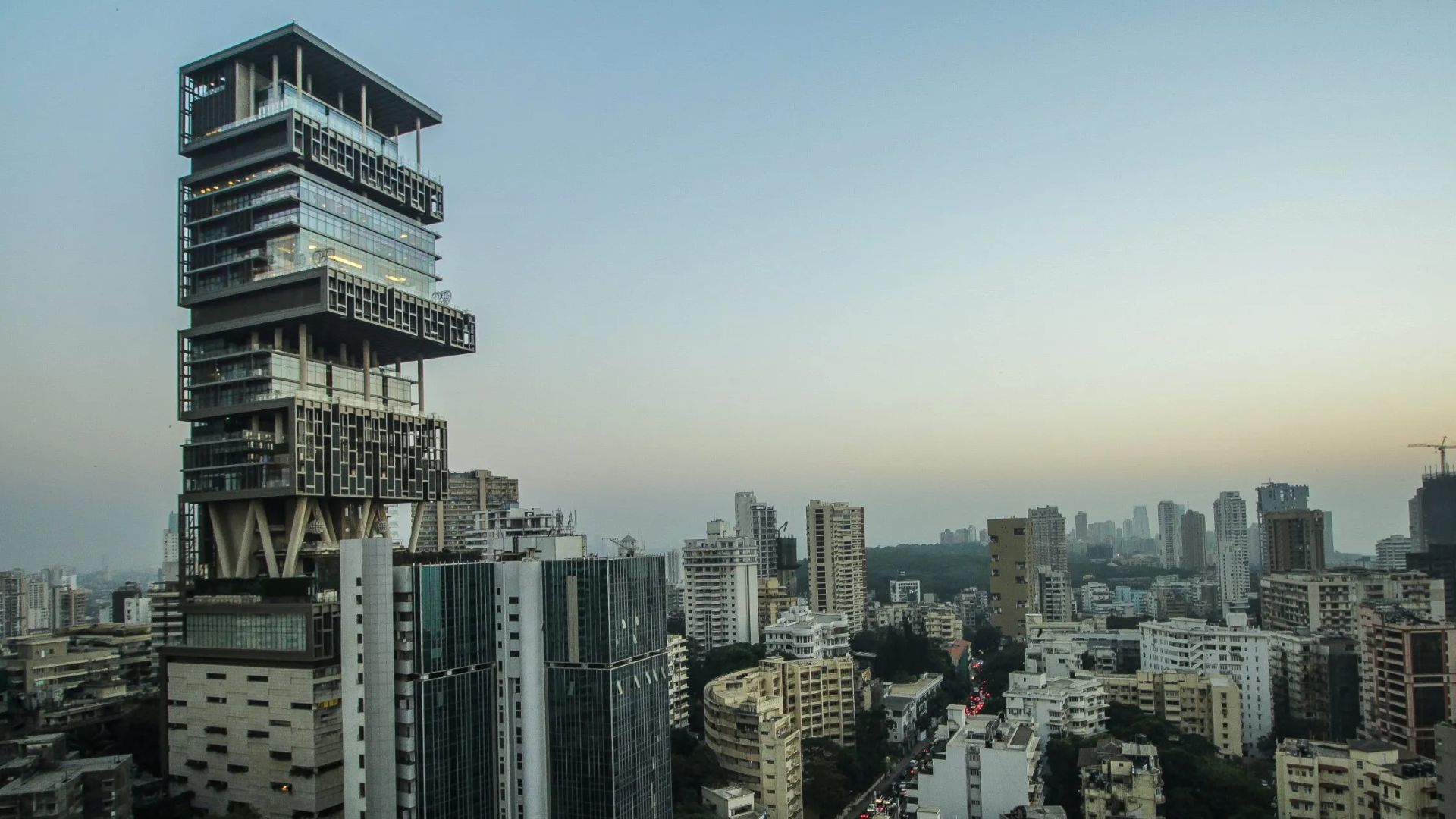 Rascacielos residencial de arquitectura moderna que destaca sobre el skyline urbano de una gran ciudad.
