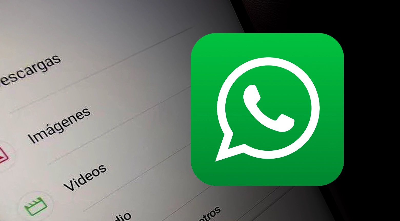 Pantalla de un teléfono mostrando la interfaz de WhatsApp con opciones para acceder a imágenes y videos.