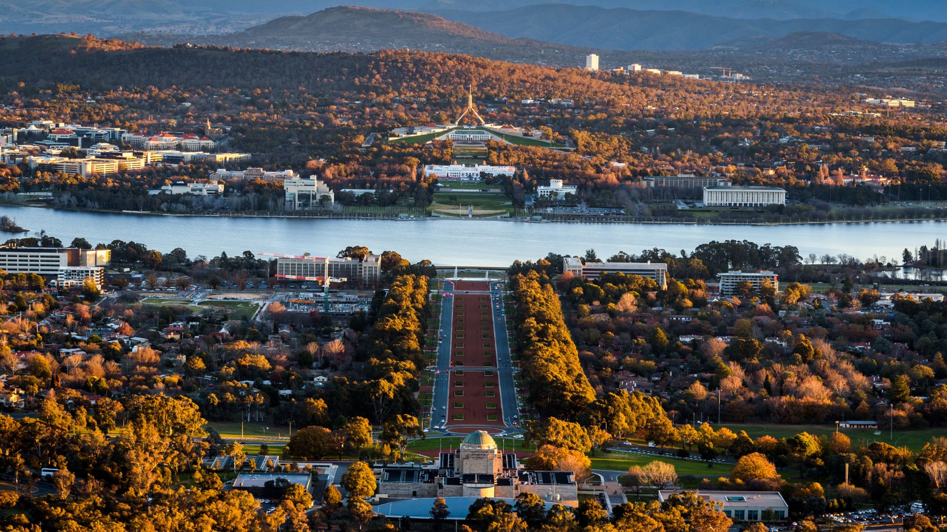 Vista aérea de la ciudad de Canberra, Australia, con su arquitectura moderna y el lago Burley Griffin.