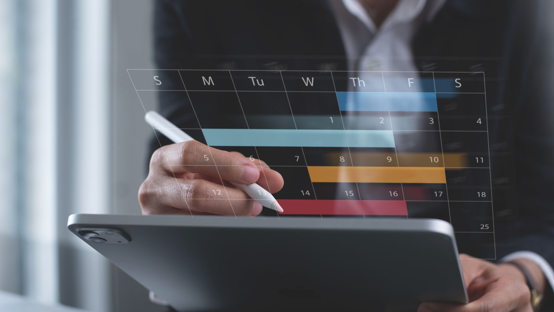 Persona usando una tablet con un calendario digital superpuesto que muestra fechas y planificación.