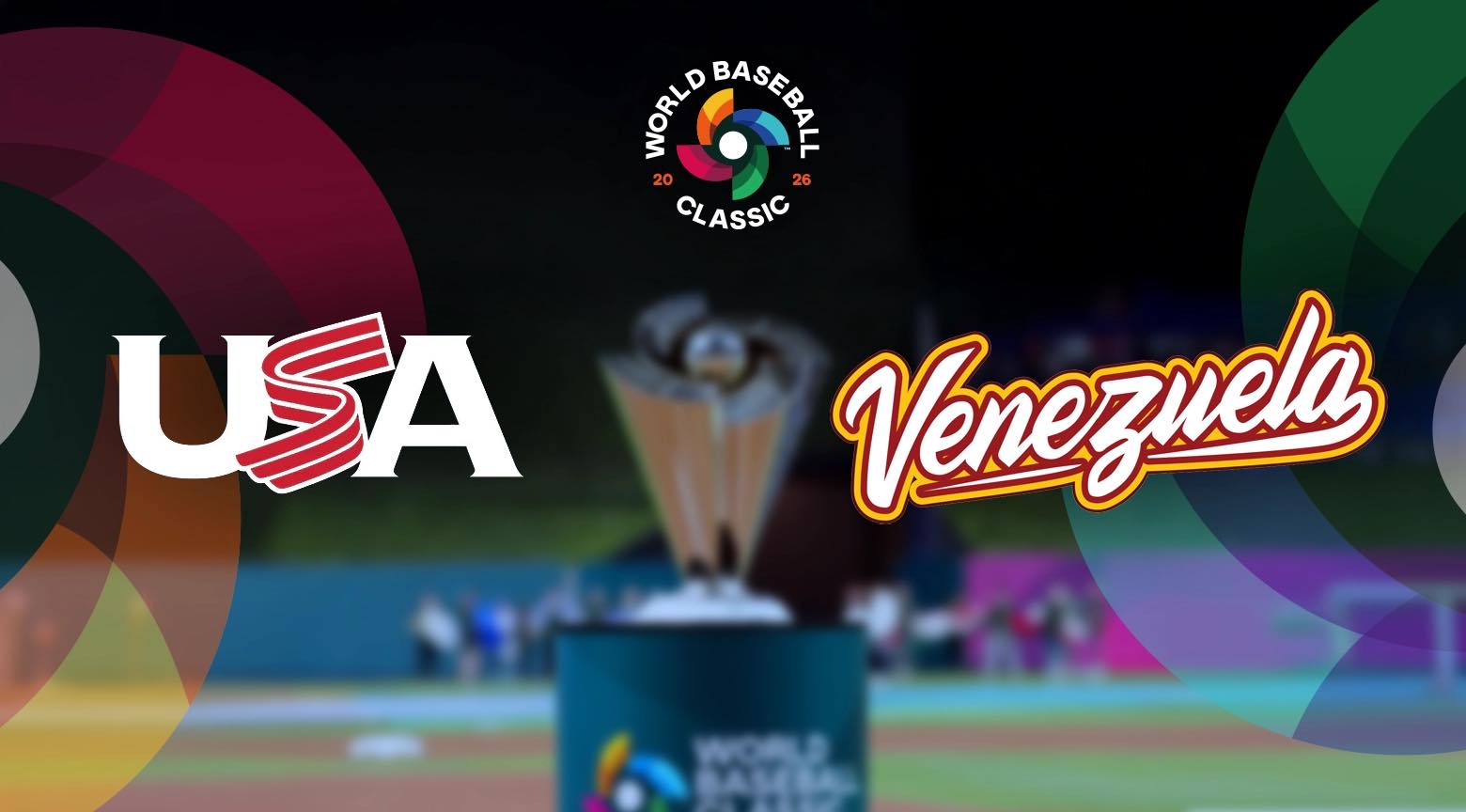 Logos de los equipos de béisbol USA y Venezuela frente al trofeo del World Baseball Classic 2026.