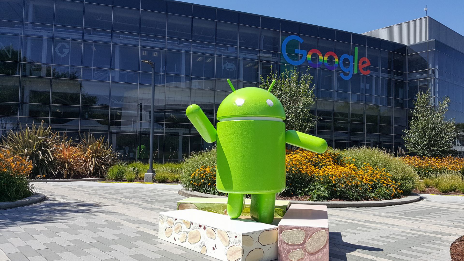 Estatua del robot Android frente a un edificio de Google.