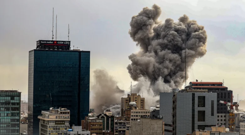Irán promete venganza tras ataque de Israel mientras Trump anticipa el fin de la guerra