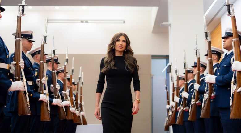 La agenda detrás de la escala dominicana de Kristi Noem