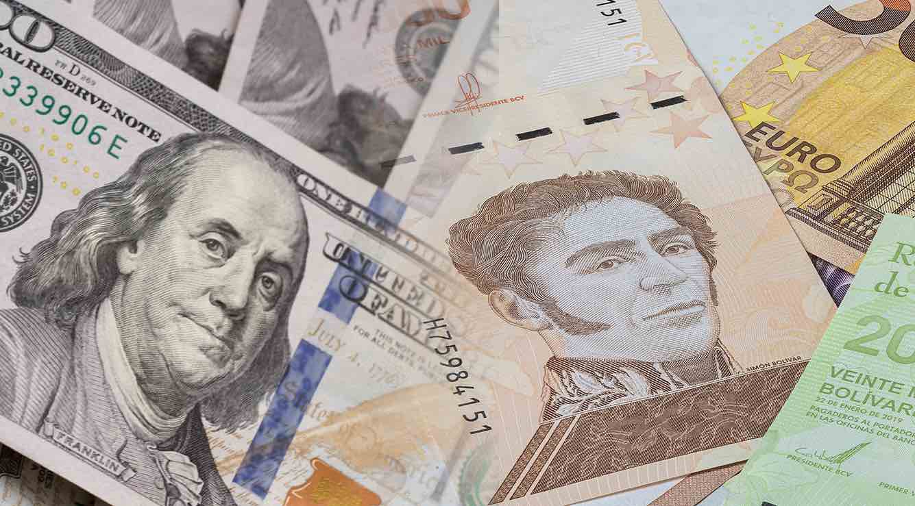 Billetes de distintas monedas internacionales, incluidos dólares estadounidenses, euros y bolívares venezolanos.