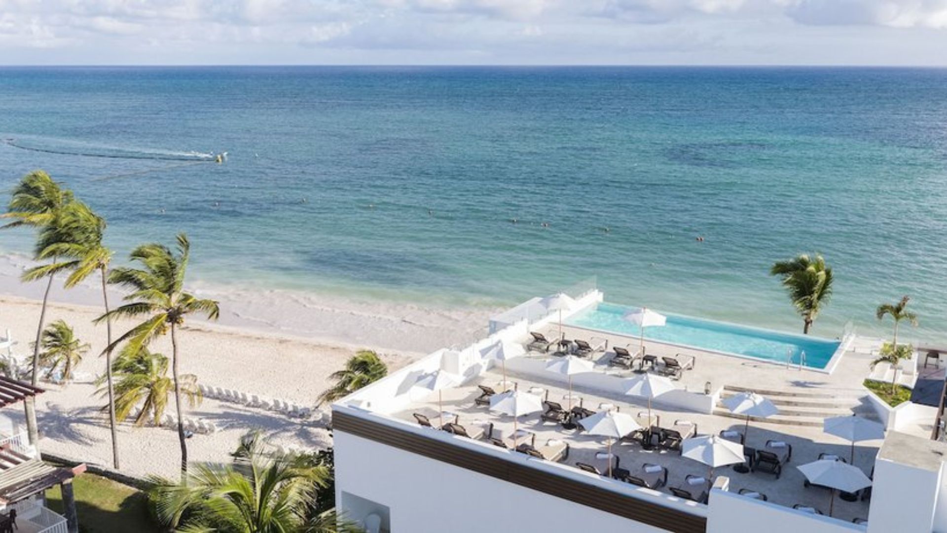 Hotel frente al mar en Punta Cana con piscina infinity, terraza y vista al Caribe.