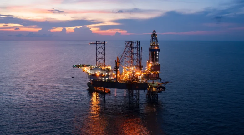 Petróleo sube más de 5% mientras se complica la reapertura de Ormuz