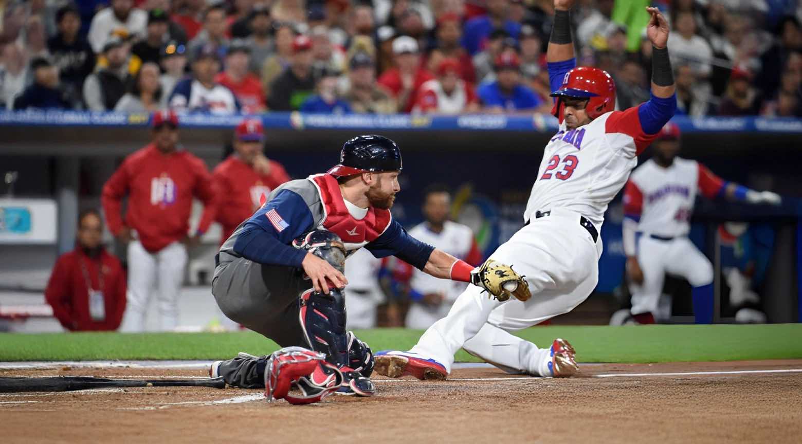 Jugador de República Dominicana intenta anotar mientras el receptor de Estados Unidos aplica el out en home.