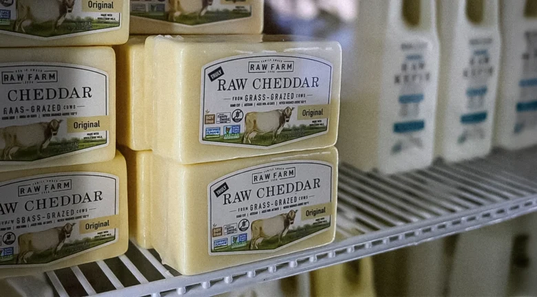 Brote de E. coli por popular marca de queso cheddar deja enfermos y empresa se niega a retirarlo