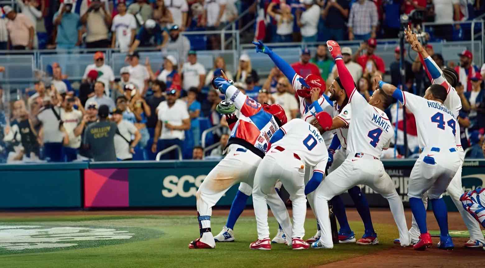 Jugadores de República Dominicana celebran en el campo tras una jugada decisiva en el Clásico Mundial de Béisbol.