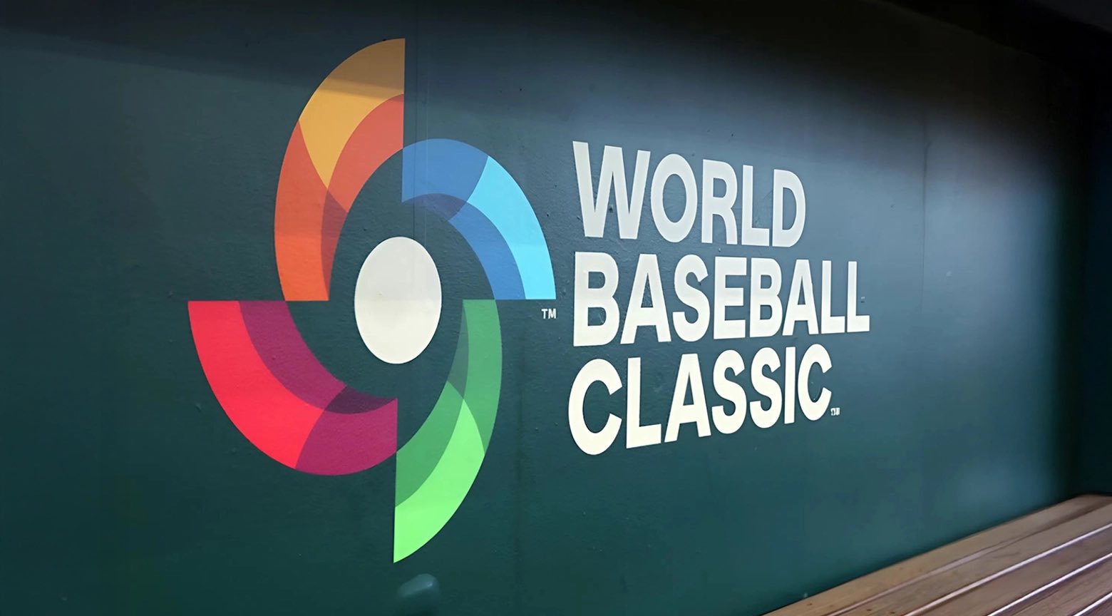 Logotipo del World Baseball Classic en una pared del estadio durante el torneo.