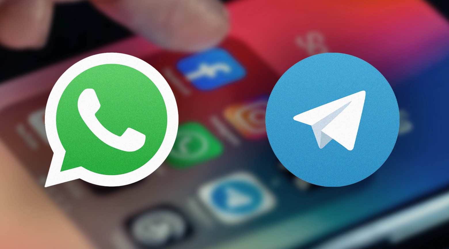 Iconos de WhatsApp y Telegram sobre la pantalla de un smartphone.