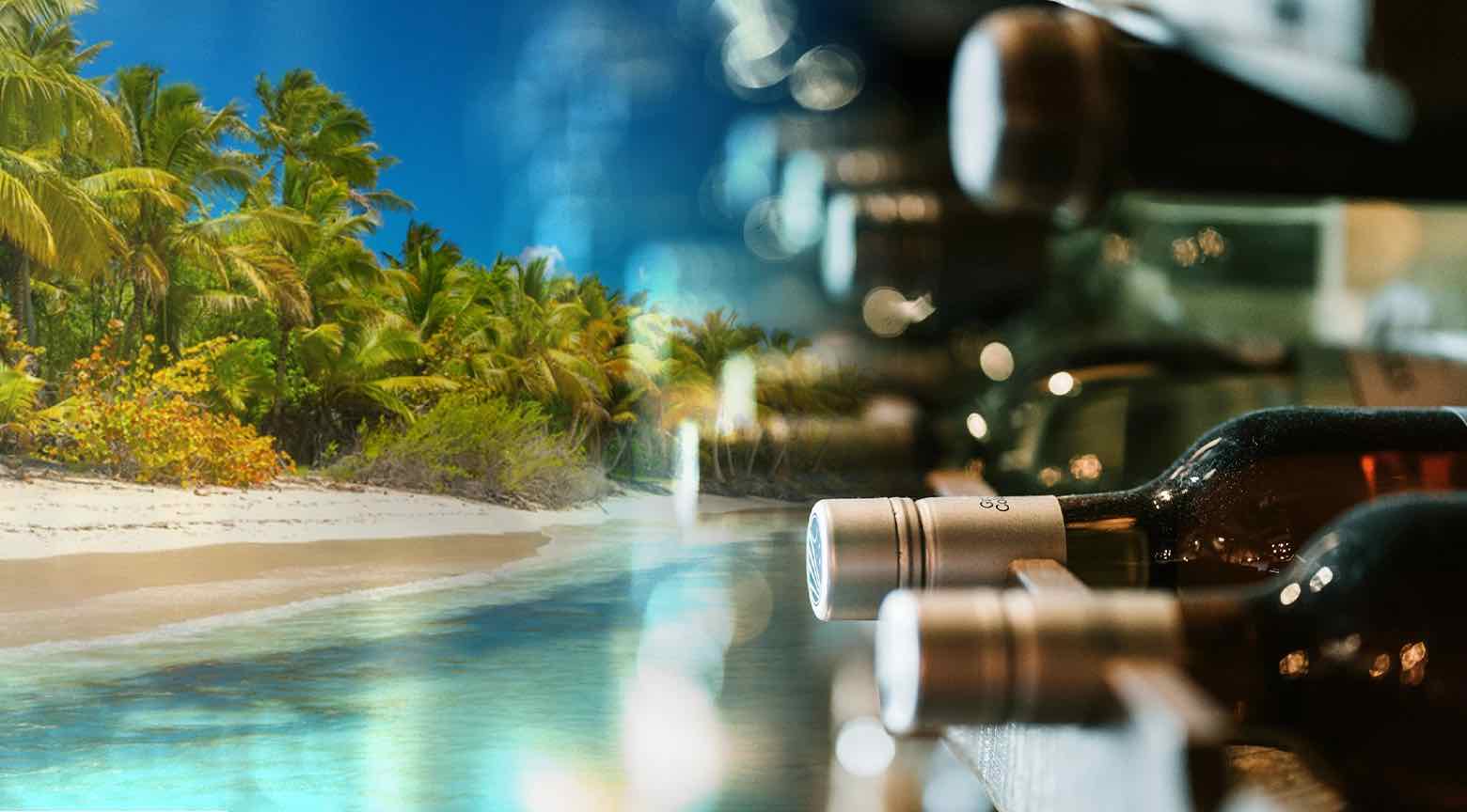 Playa tropical con palmeras junto a botellas de alcohol, simbolizando restricciones en Semana Santa.