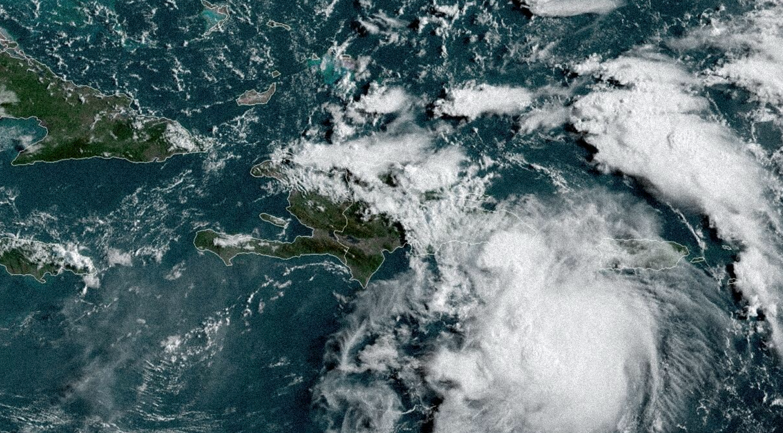 Imagen satelital del Caribe con un sistema de tormenta tropical acercándose a la isla.