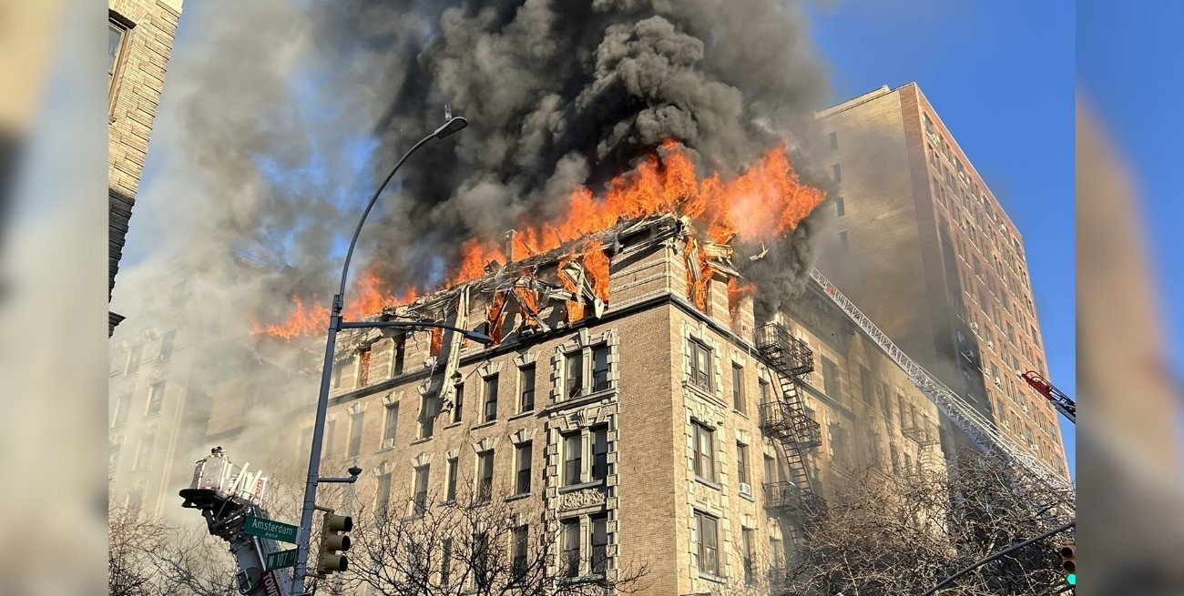 Humo negro sale de un edificio en Midtown Manhattan tras un incendio cerca del desfile de San Patricio en Nueva York