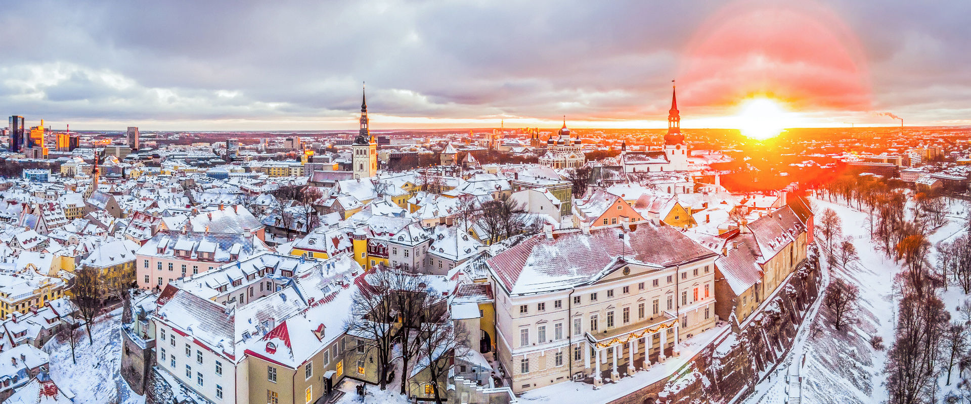 Vista panorámica de Tallin, la capital de Estonia, cubierta de nieve al atardecer.