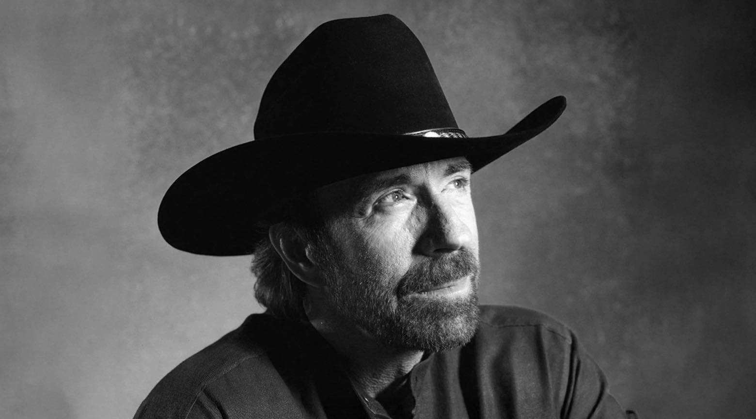 Retrato en blanco y negro de Chuck Norris con sombrero vaquero.