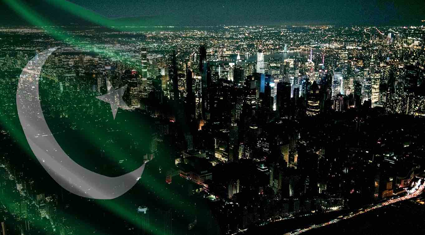 Vista nocturna de una gran ciudad iluminada, con una bandera de Pakistán superpuesta en tonos verdes.