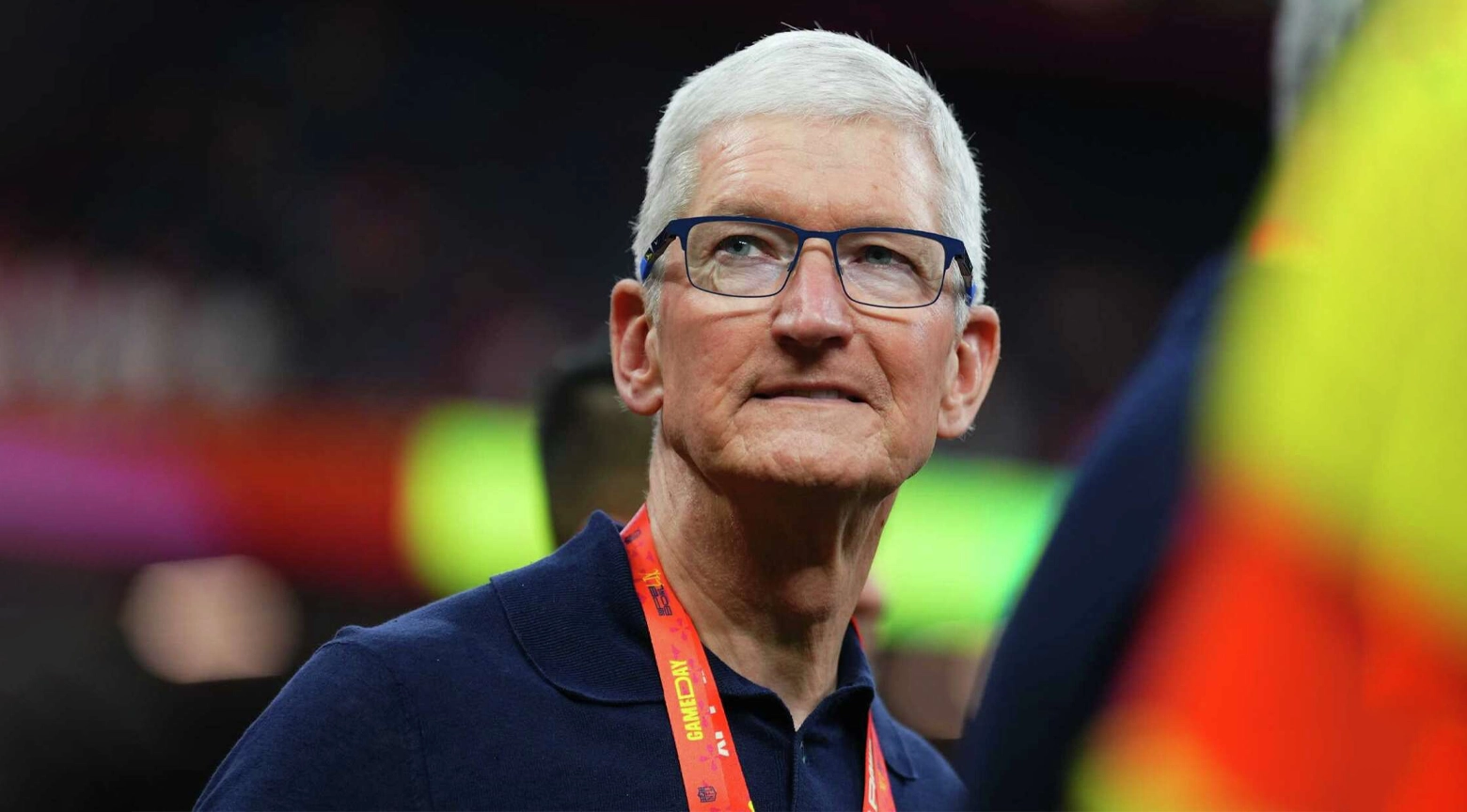 Tim Cook, CEO de Apple, durante un evento con acreditación al cuello.