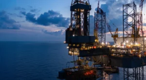 Precio del petróleo se desploma hasta 15% tras tregua entre EE.UU. e Irán 