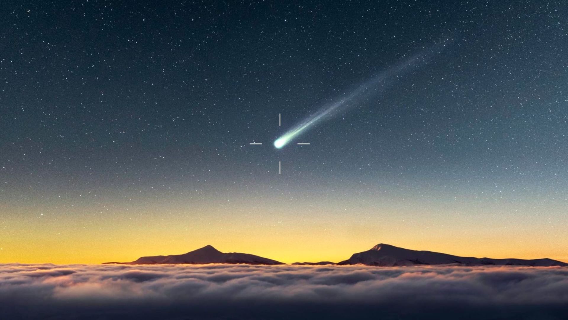 Cometa C2025 R3 cruzando el cielo estrellado sobre montañas y nubes.