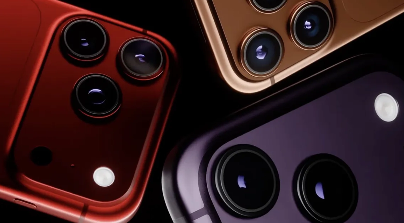 Primer plano de varios iPhone con módulos de cámaras traseras en distintos colores.