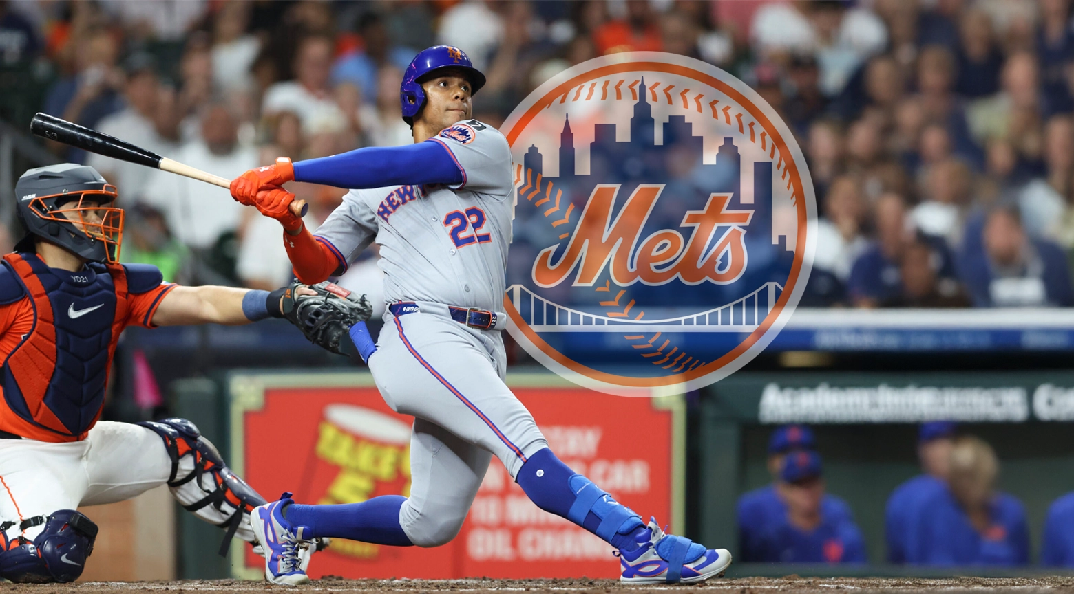Juan Soto bateando durante un juego, con el logo de los Mets de Nueva York superpuesto en la imagen.