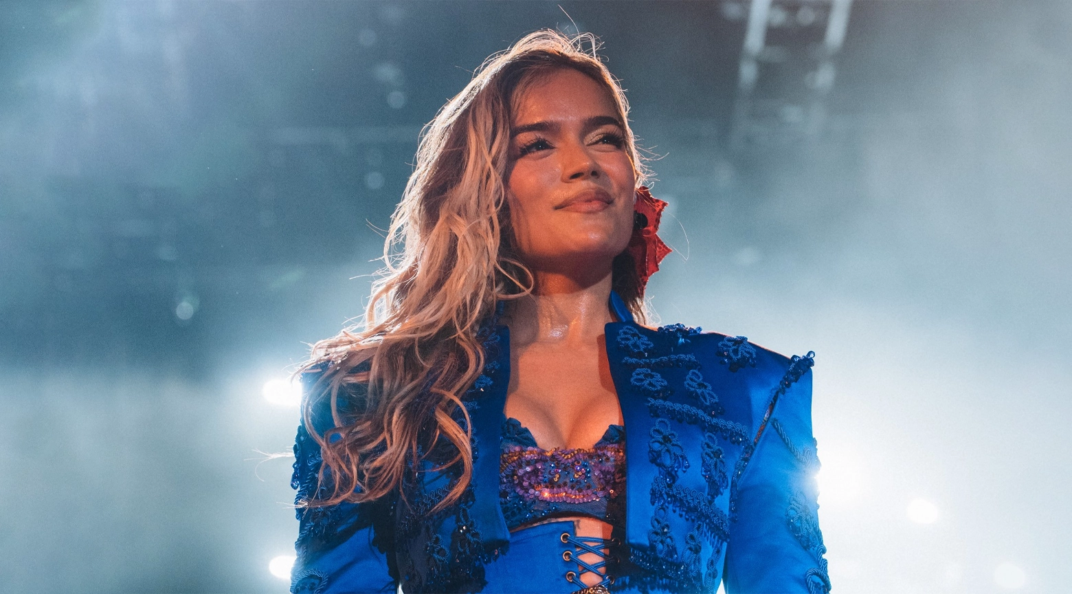Cantante Karol G en el escenario durante una presentación en vivo.