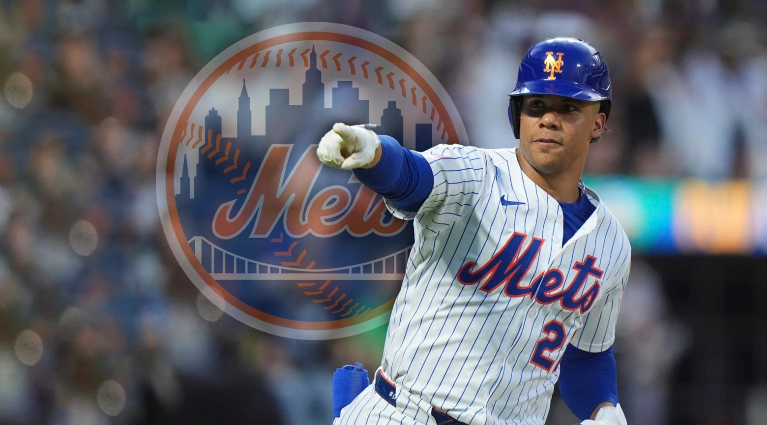 Jugador de los Mets de Nueva York señalando durante un partido, con el logo del equipo al fondo.
