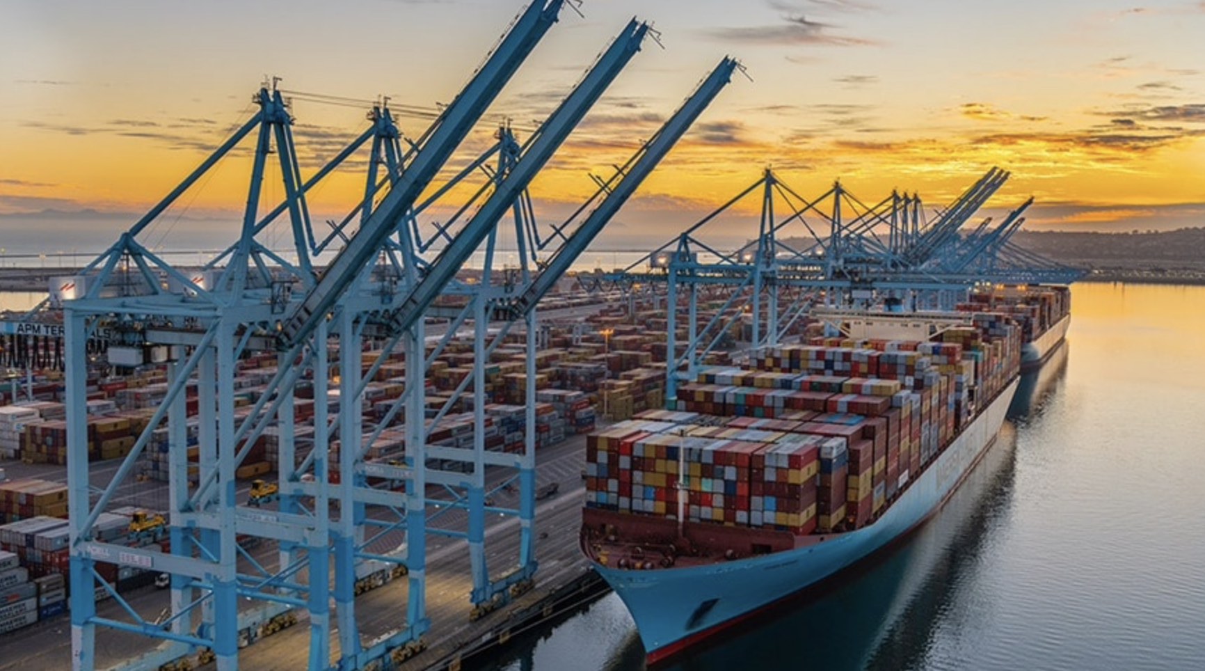 A.P. Moller - Maersk es reconocida mundialmente como una empresa líder en logística integrada de contenedores y transporte marítimo.