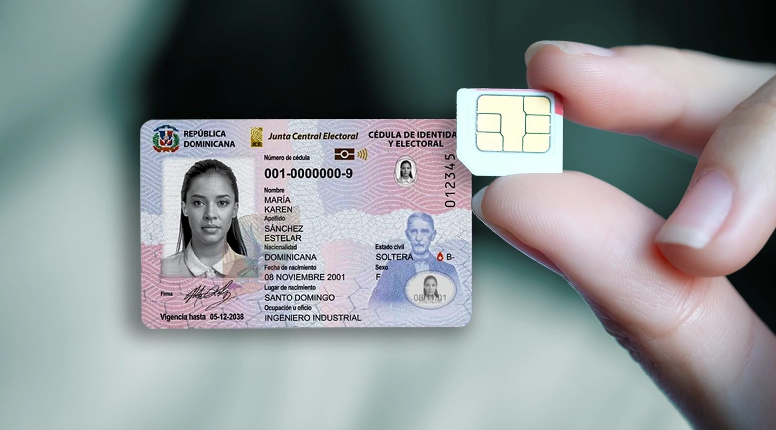 Cédula dominicana junto a un chip electrónico sostenido entre los dedos.