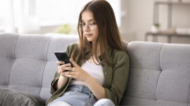 Brasil desafía la adicción digital infantil prohibiendo el scroll infinito