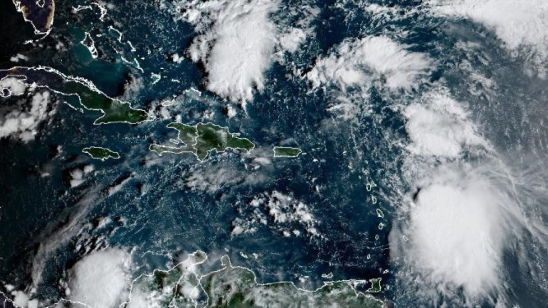 Imagen satelital del Caribe con formaciones nubosas densas sobre República Dominicana y áreas cercanas.