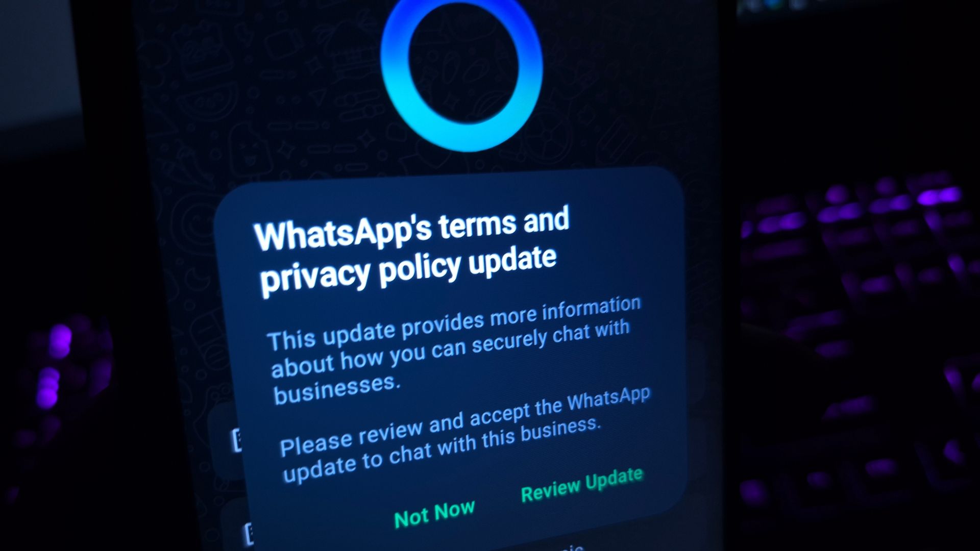 Pantalla de smartphone con aviso de actualización de términos y política de privacidad de WhatsApp.