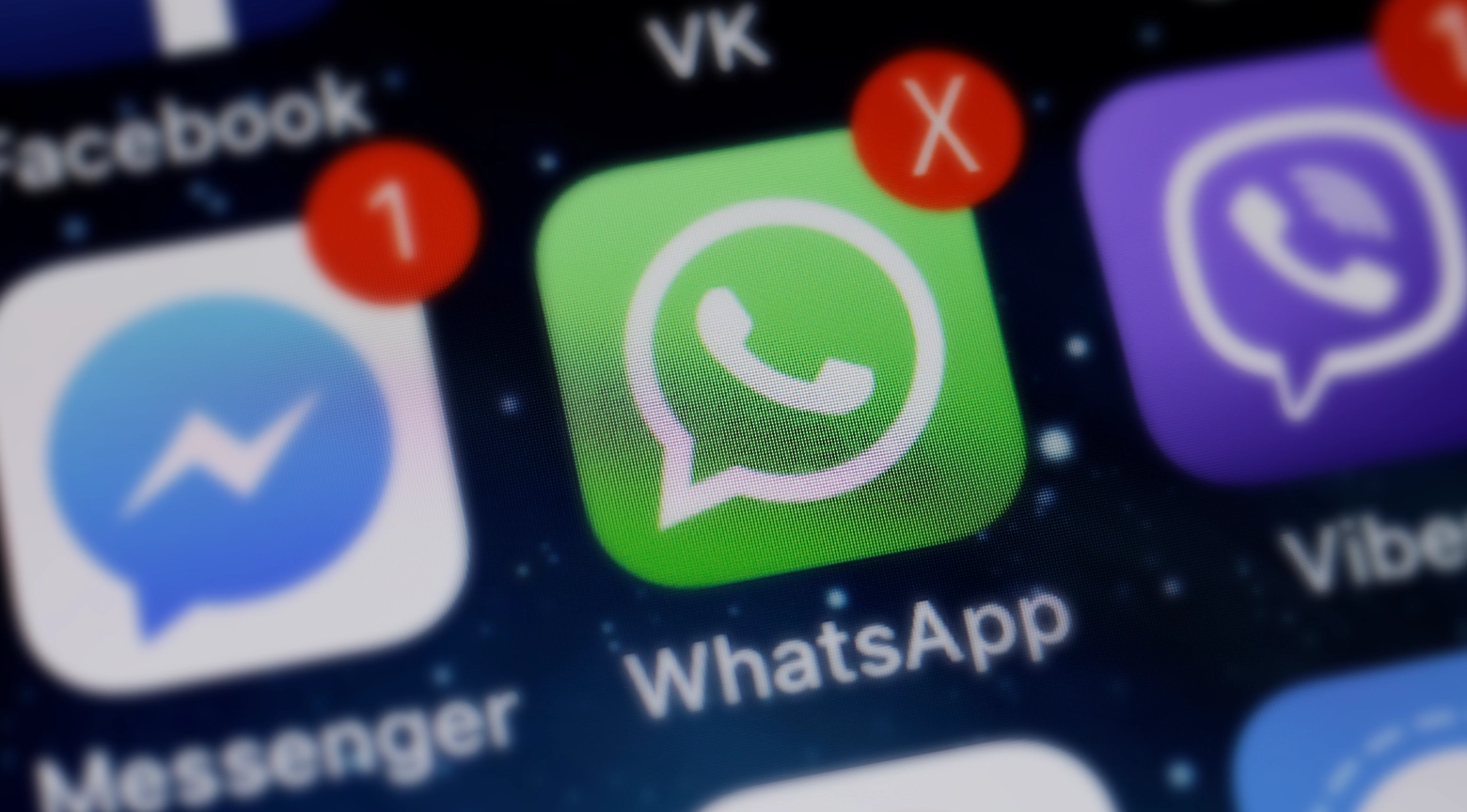 Primer plano del icono de la aplicación WhatsApp en un teléfono móvil, con una notificación en la parte superior derecha de la aplicación.