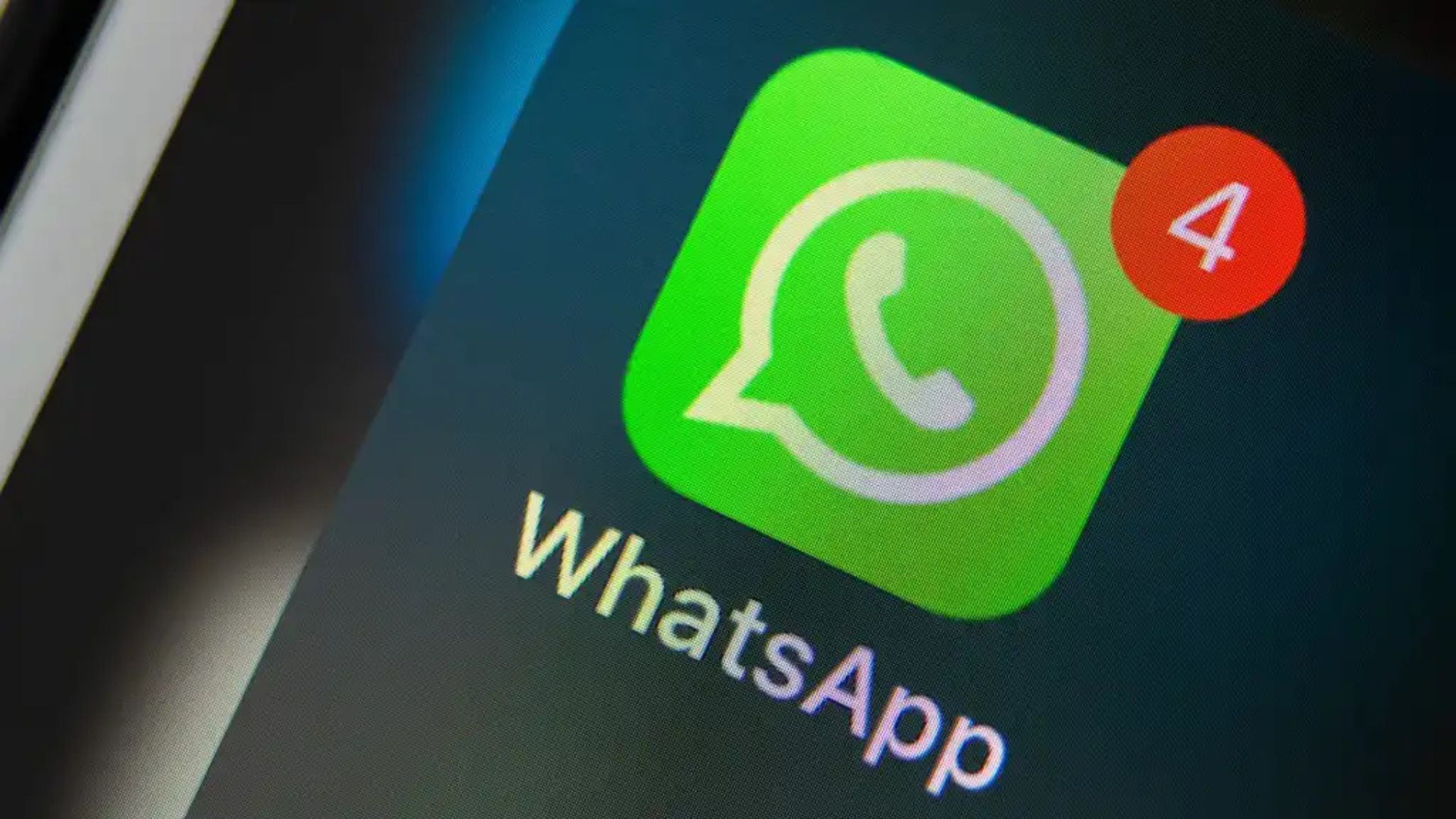 Ícono de WhatsApp en un smartphone con notificación de mensajes pendientes.
