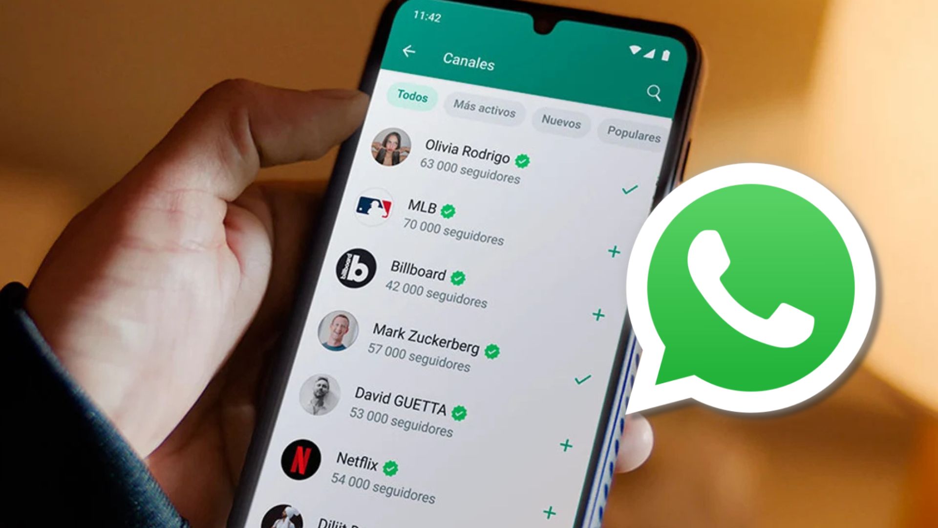 Persona sosteniendo un celular con la sección de canales de WhatsApp abierta.