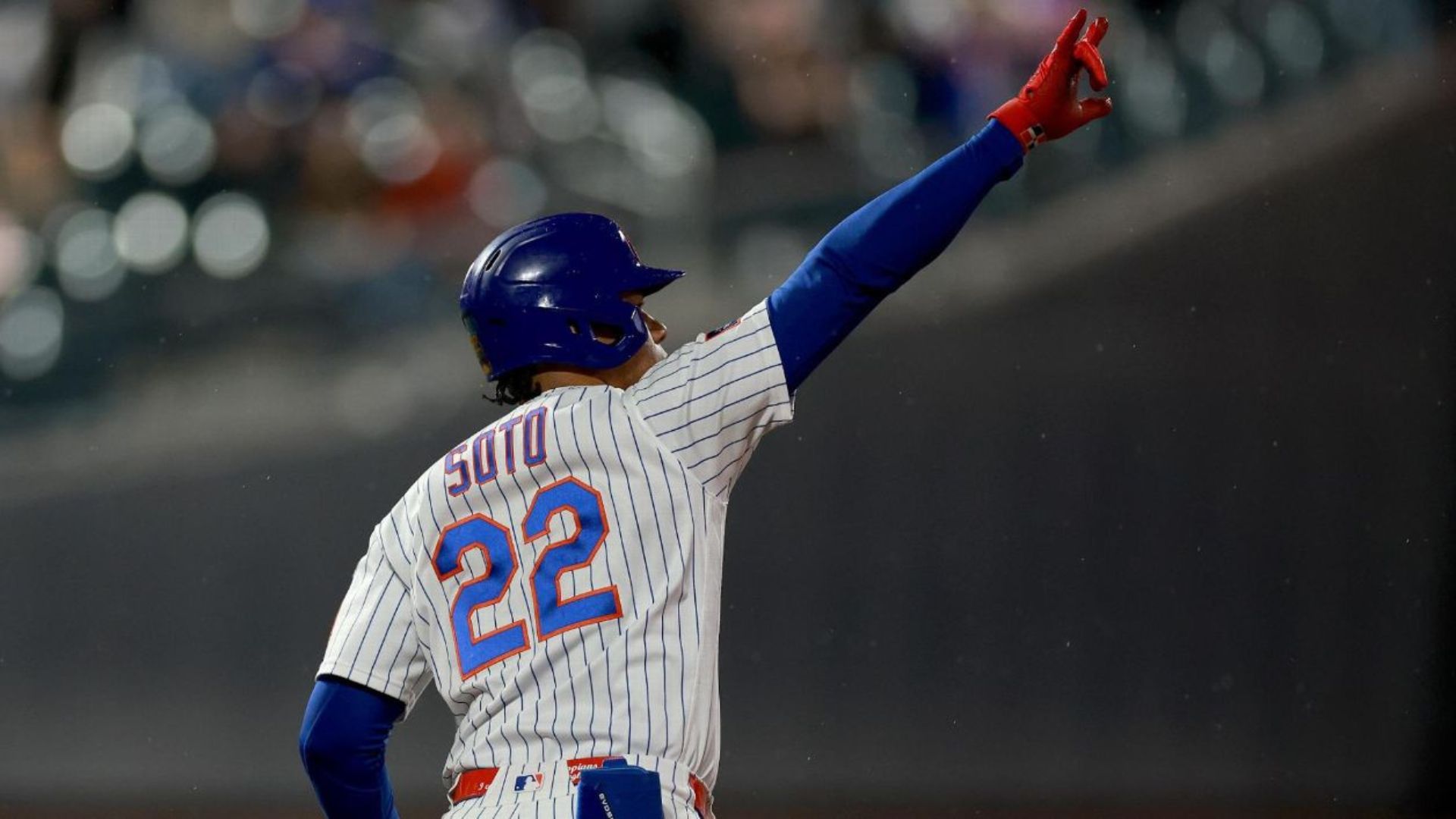 Juan Soto celebrando tras conectar un jonrón mientras viste el uniforme de los Mets de Nueva York.