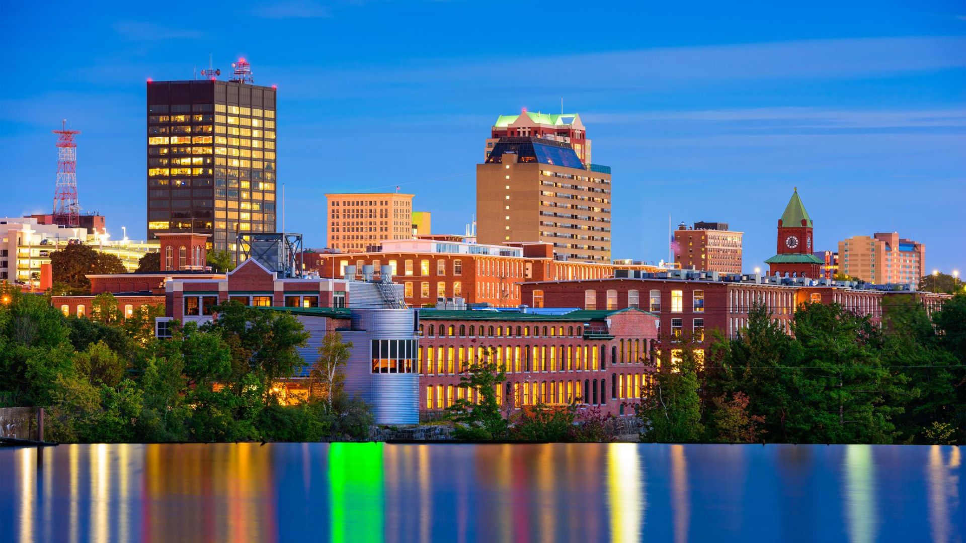 Vista del skyline de una ciudad de Estados Unidos al atardecer con edificios iluminados.