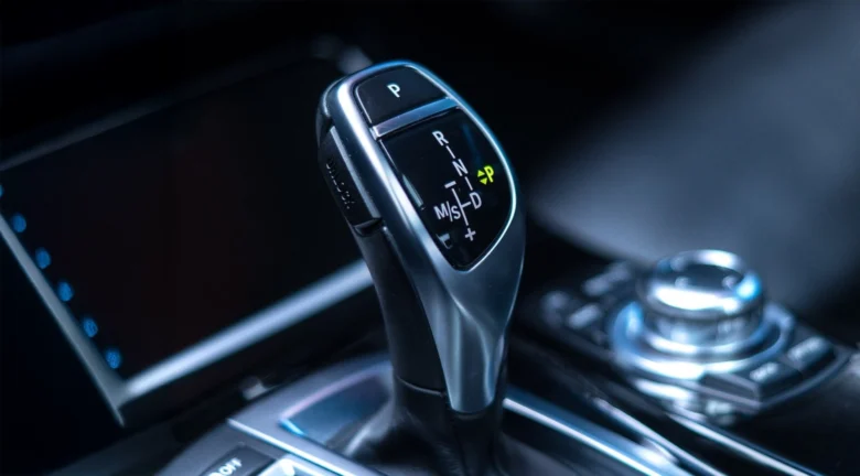 ¿Para qué sirve realmente la “M” en tu carro automático y por qué casi nadie la usa bien?