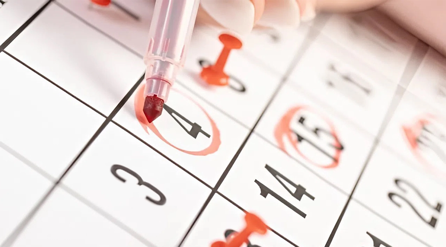 Calendario con una fecha marcada en rojo indicando un cambio de feriado.