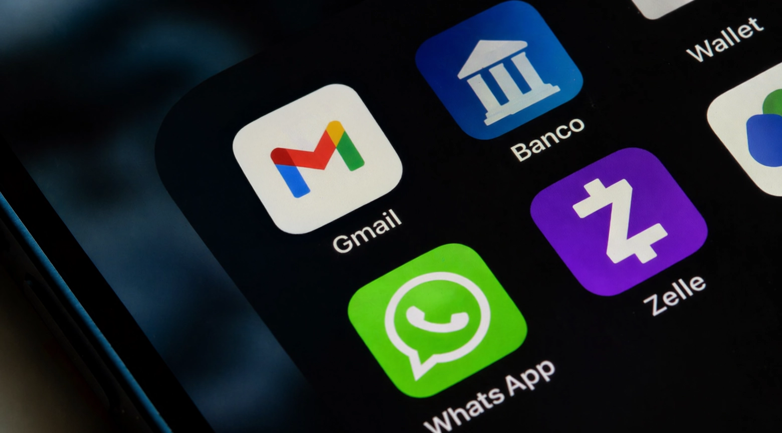 Iconos de aplicaciones de Gmail, WhatsApp, Zelle y una aplicación bancaria en un teléfono móvil.