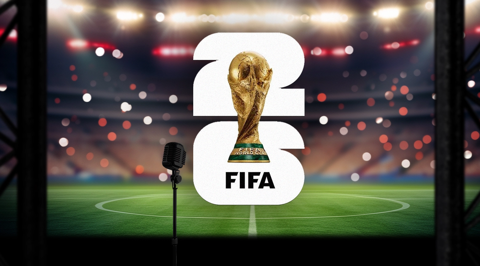 Trofeo de la Copa Mundial de la FIFA sobre un estadio iluminado, junto a un micrófono en primer plano.