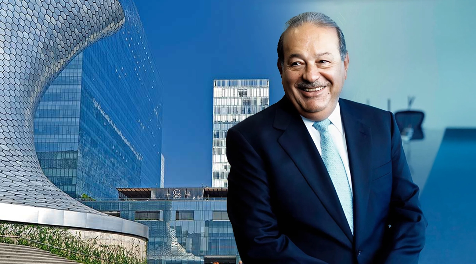 Hombre de negocios sonriente, con traje y corbata, posando frente a un fondo urbano con edificios modernos.