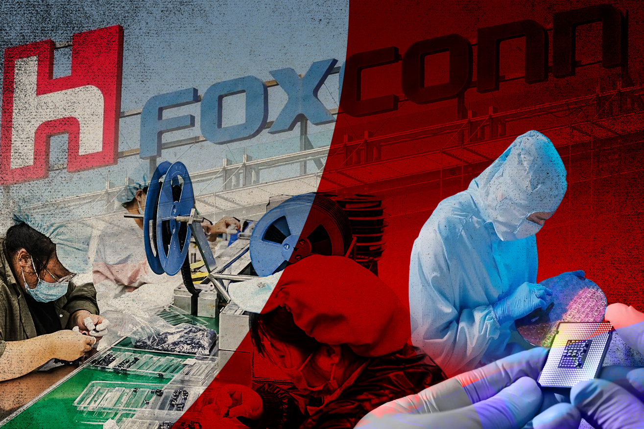 Trabajadores de Foxconn ensamblando componentes electrónicos en una línea de producción, junto a un técnico manipulando un chip de inteligencia artificial