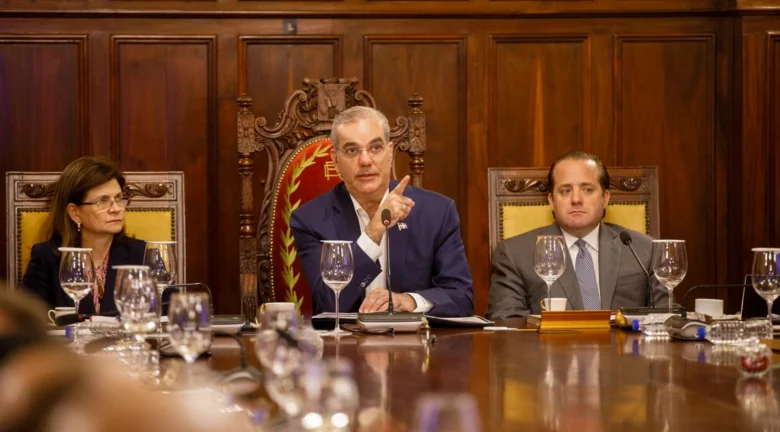 Gobierno ajusta gasto público y reduce fondos a partidos políticos en RD