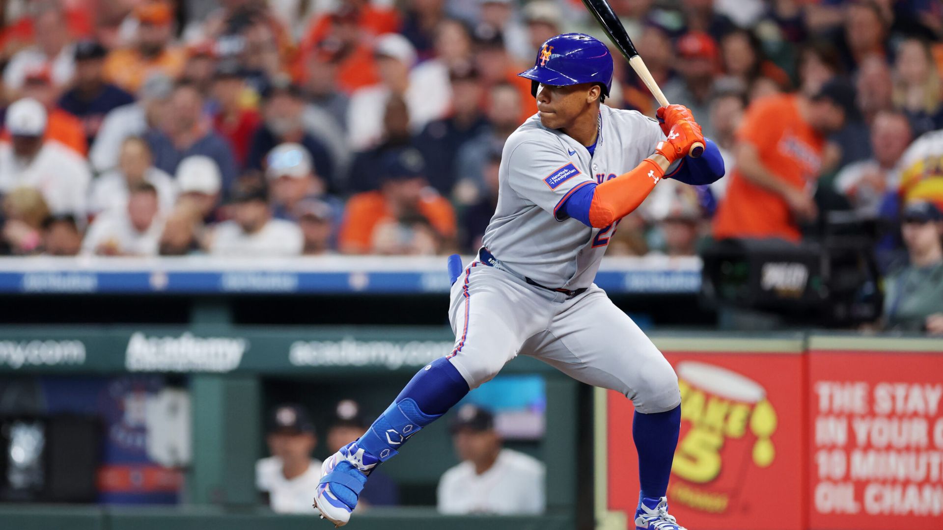 Juan Soto, jugador de los New York Mets, se prepara para batear durante un partido de Grandes Ligas en un estadio lleno de aficionados.
