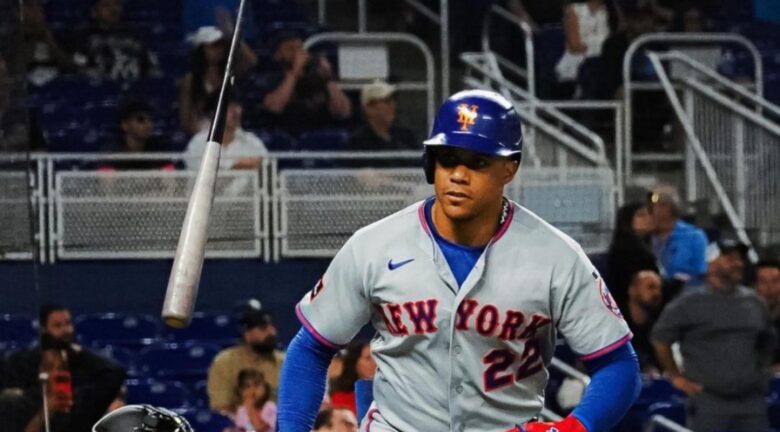 Juan Soto de los New York Mets en acción durante un partido de béisbol, con el bate en movimiento y uniforme gris.